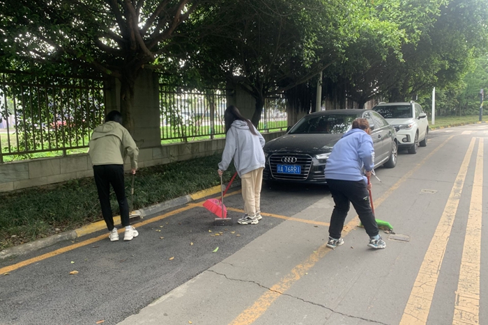 财贸管理学院开展清扫校园志愿劳动活动